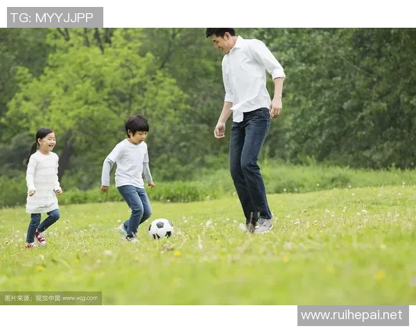 足球明星观看儿子比赛视频感动落泪展现父爱与运动精神的完美结合